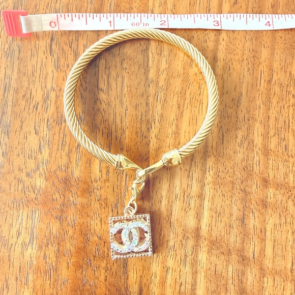 Elegant Gold Bracelet with Iconic CC Charm - Picture 4 of 6